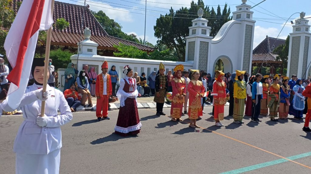 WhatsApp-Image-2025-10-01-at-17.10.59-1024x576 Devile Pawai Budaya SMPN 1 Magetan Meriahkan HUT ke-79 dengan Tema Harmony in Diversity