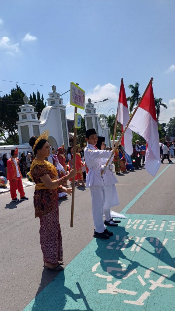 WhatsApp-Image-2025-10-01-at-17.10.59-2-576x1024 Devile Pawai Budaya SMPN 1 Magetan Meriahkan HUT ke-79 dengan Tema Harmony in Diversity