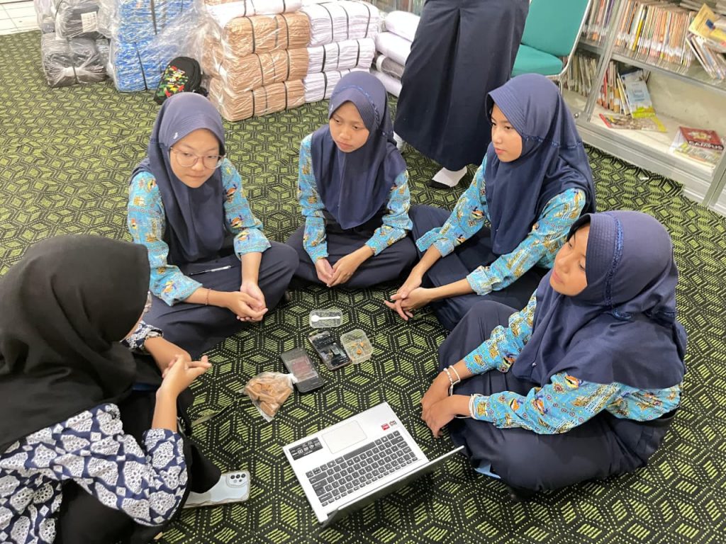 WhatsApp-Image-2026-05-20-at-08.13.22-1024x768 Mahasiswa Asistensi Mengajar UM 2026 Menggelar Workshop Bersama Kru Majalah SMP Negeri 1 Magetan