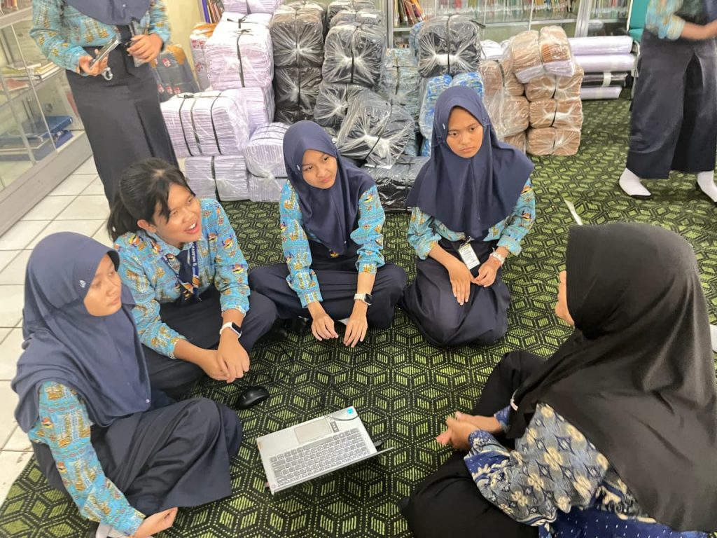 WhatsApp-Image-2026-05-20-at-08.13.23-1024x768 Mahasiswa Asistensi Mengajar UM 2026 Menggelar Workshop Bersama Kru Majalah SMP Negeri 1 Magetan