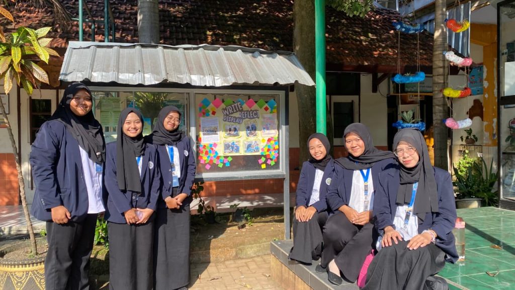 WhatsApp-Image-2026-05-20-at-08.13.24-1-1024x576 Mahasiswa Asistensi Mengajar UM 2026 Menggelar Workshop Bersama Kru Majalah SMP Negeri 1 Magetan