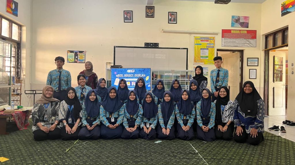 WhatsApp-Image-2026-05-20-at-08.13.24-1024x576 Mahasiswa Asistensi Mengajar UM 2026 Menggelar Workshop Bersama Kru Majalah SMP Negeri 1 Magetan